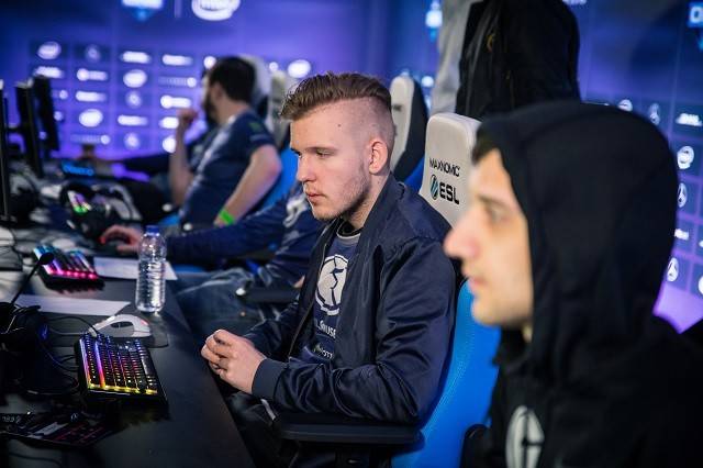 百家乐新手别被热闹骗（百家乐新手别被热闹氛围误导）